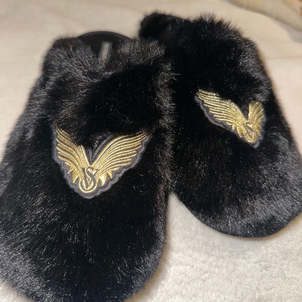 Black Soft Victorias scared slippers size medium 🖤🤍 - Picture 5 of 9